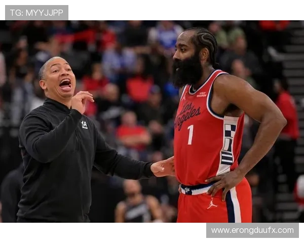 哈登三分首球遭格莱姆斯肘击裁判未作判罚引争议